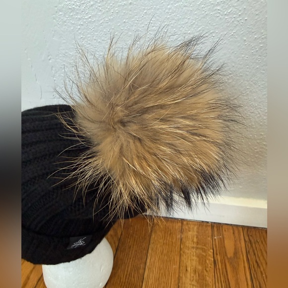 City Hunter Black Knit Hat with Red Lips and Racoon Fur Pom Pom - Picture 3 of 8